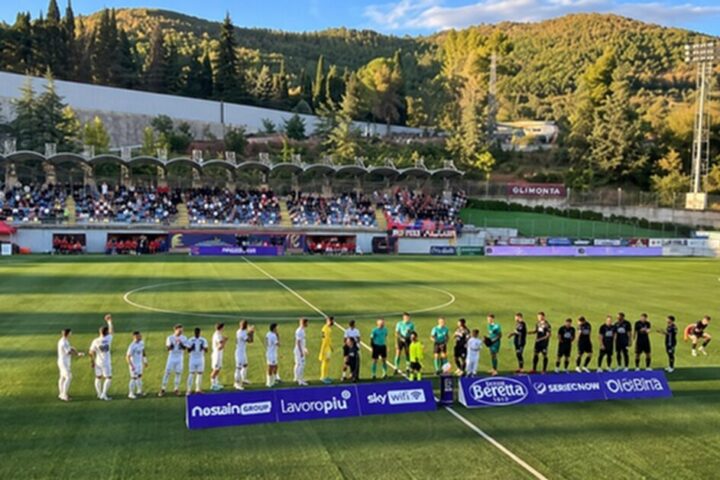 Le squadre schierate in campo prima di AZ Picerno - Catania.